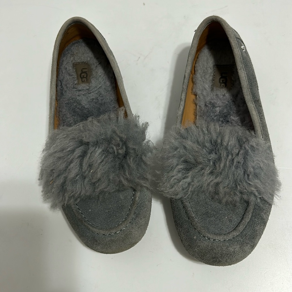 UGG SIZE 5  On SLIP